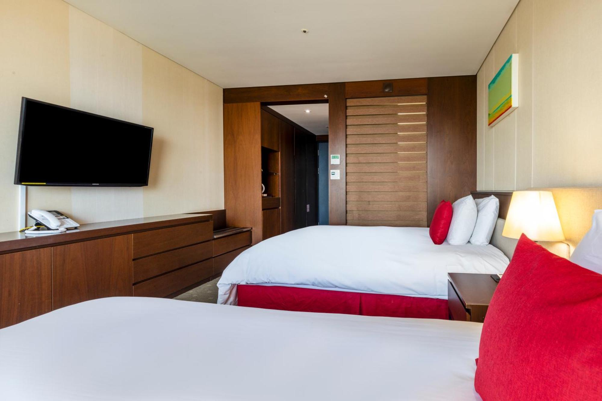 Ramada By Wyndham Jeju Hamdeok Exterior foto